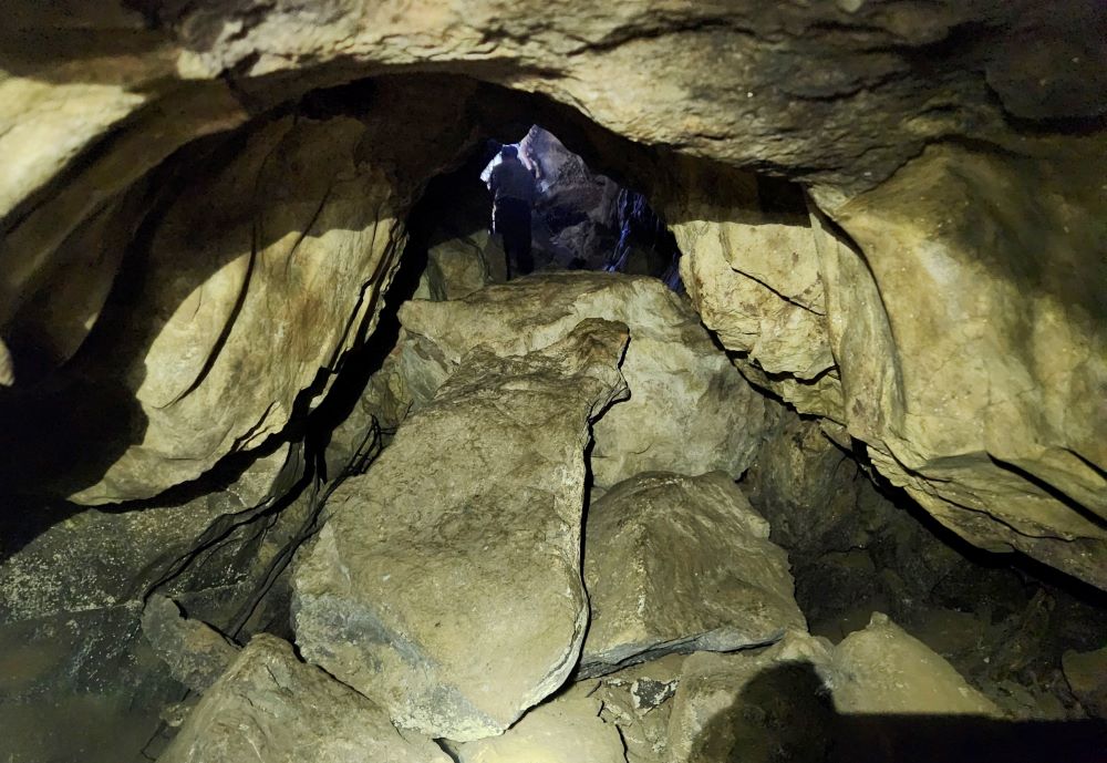 Nếu tiếp tục khai thác đá tại núi Đụn sẽ ảnh hưởng trực tiếp tới hang đá (hang bị lấp, sập do đá lăn, đá lở). Vậy nên, hang động cần được bảo tồn, phát huy giá trị gắn với phát triển du lịch của địa phương. Ảnh: Minh Hoàng