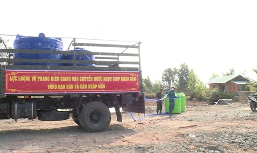 Xe chở nước mang nước đến tận nhà cho các hộ dân trên địa bàn huyện Giang Thành và TP Hà Tiên. Ảnh: Phương Vũ