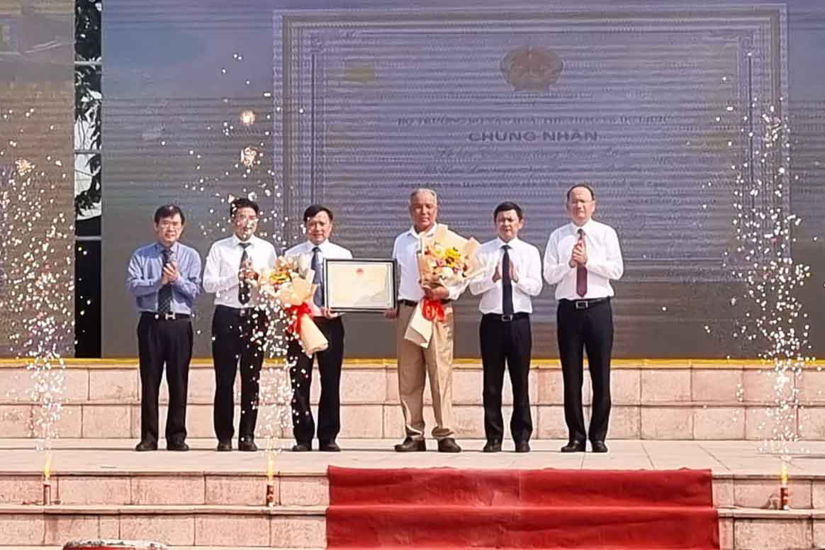 Đón bằng công nhận Lễ hội Cầu Ngư làng Cam Lâm là di sản văn hóa phi vật thể Quốc gia. Ảnh: Trần Tuấn