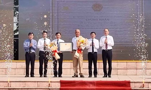 Đón bằng công nhận Lễ hội Cầu Ngư làng Cam Lâm là di sản văn hóa phi vật thể Quốc gia. Ảnh: Trần Tuấn