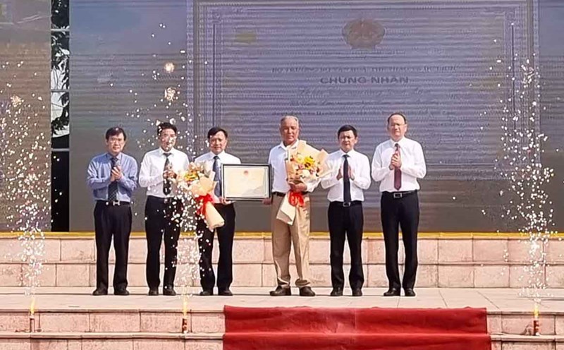 Đón bằng công nhận Lễ hội Cầu Ngư làng Cam Lâm là di sản văn hóa phi vật thể Quốc gia. Ảnh: Trần Tuấn