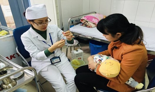Tiêm vaccine đầy đủ cho trẻ để phòng bệnh sởi. Ảnh minh hoạ: Lệ Hà