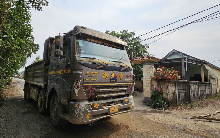 Xe ôtô tải chạy qua con đường làng làm ảnh hưởng đến cuộc sống của 400 hộ dân. Ảnh: Hưng Thơ.