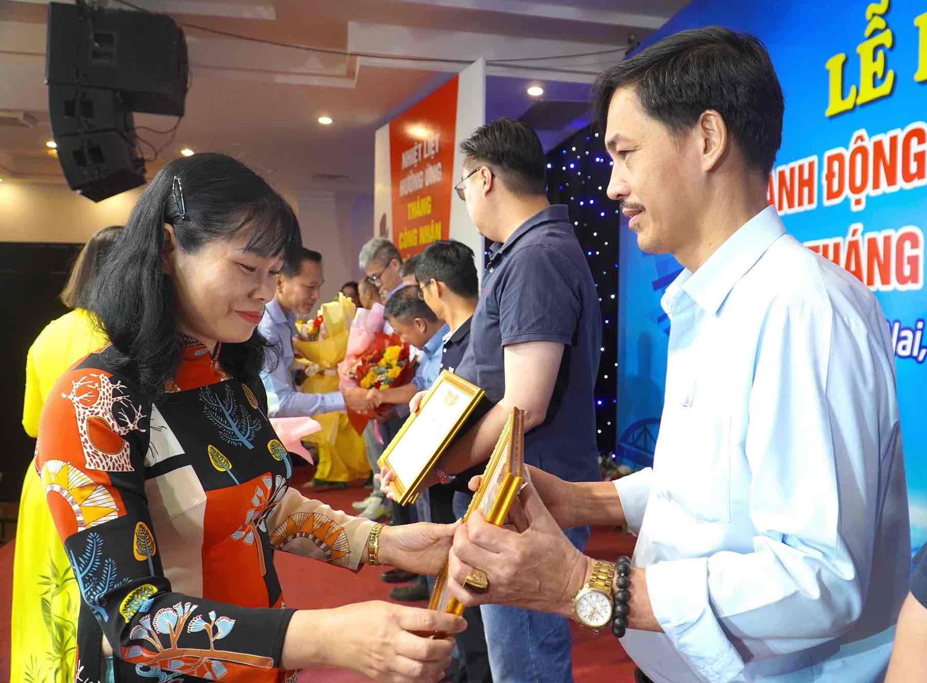 Bà Nguyễn Thị Thu Hiền - Giám đốc Sở LĐTBXH tỉnh Đồng Nai trao giấy khen cho các tập thể cá nhân. Ảnh: HAC