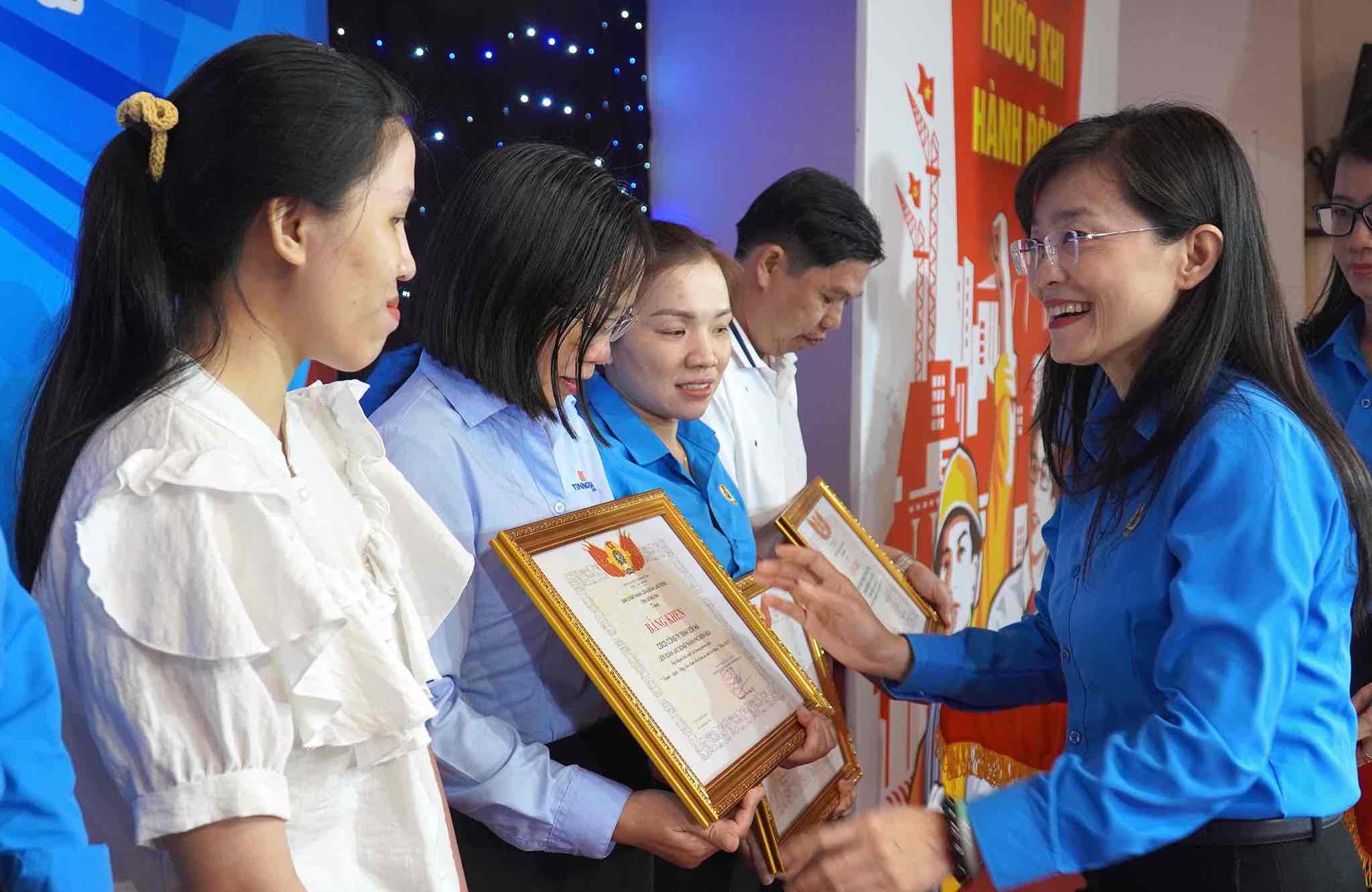 Bà Bùi Thị Bích Thủy - Phó Chủ tịch LĐLĐ tỉnh Đồng Nai trao bằng khen cho tập thể, cá nhân. Ảnh: HAC