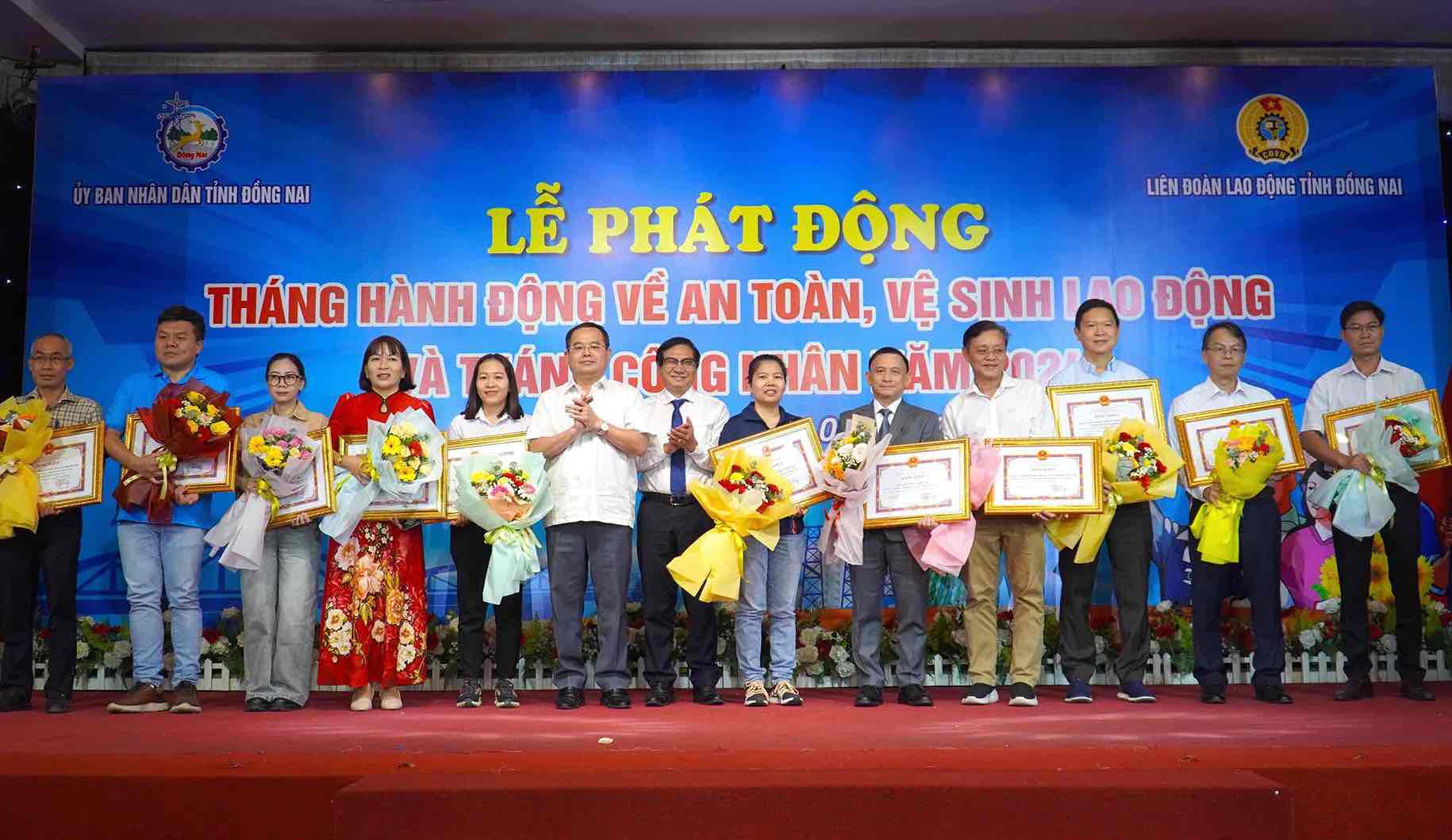 Lãnh đạo Tỉnh ủy, UBND tỉnh Đồng Nai trao bằng khen cho các tập thể, cá nhân trong công tác bảo đảm an toàn vệ sinh lao động. Ảnh: HAC