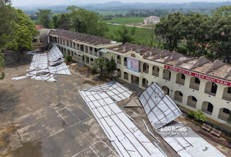 Mái của 2 dãy nhà Trường THCS Cao Bình (TP Cao Bằng) bị tốc ngược sai cơn dông lốc.
