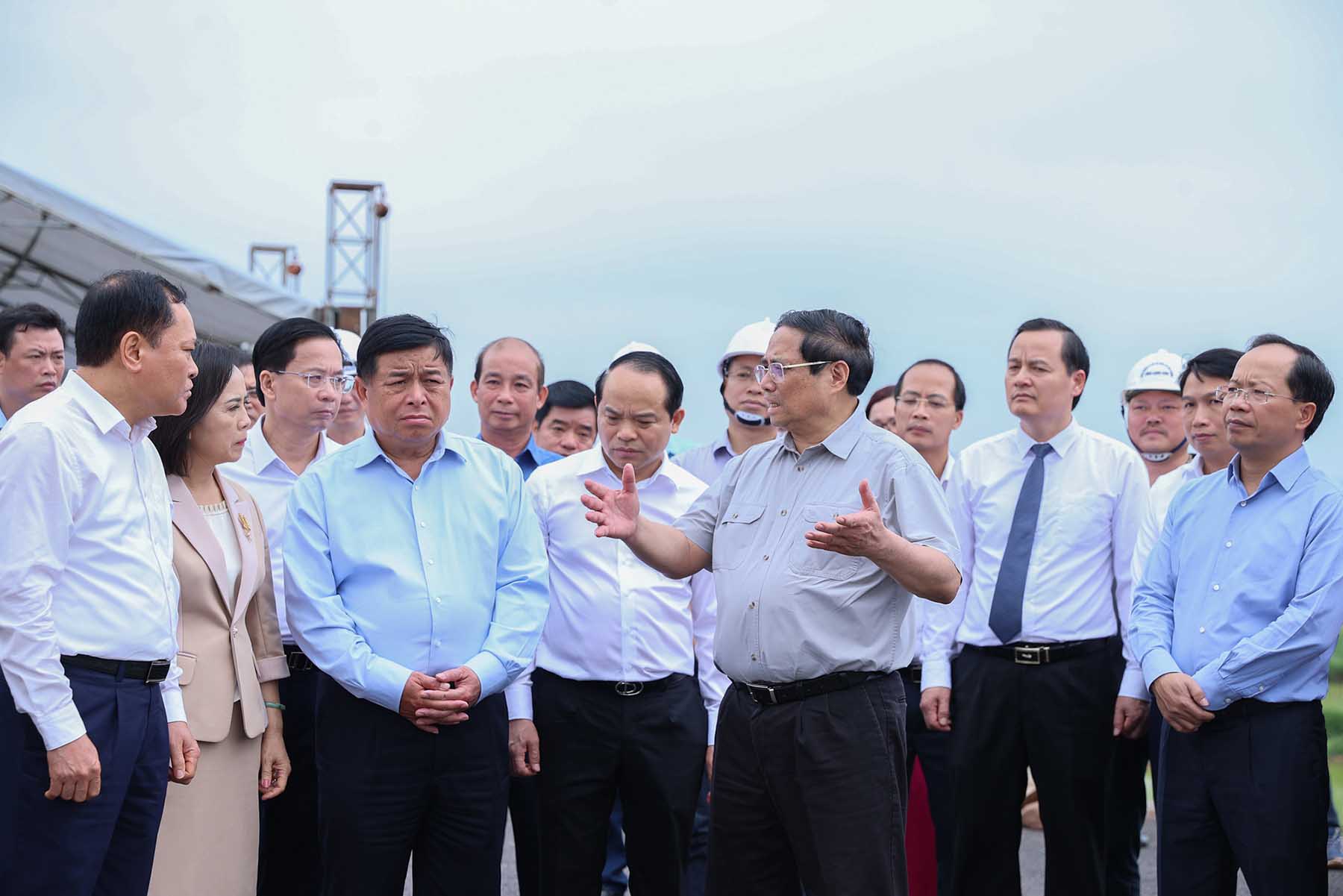 Thủ tướng Chính phủ kiểm tra thi công dự án cải tạo, nâng cấp Quốc lộ 4B đoạn Km18-Km80 qua địa bàn tỉnh Lạng Sơn. Ảnh: Nhật Bắc  