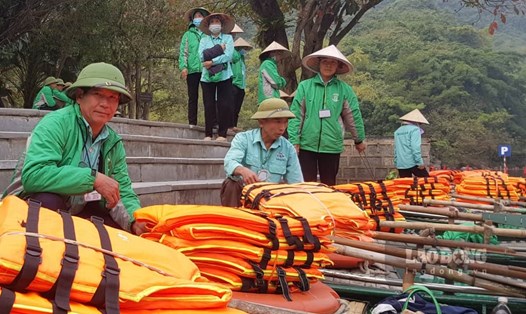 Hiện tại, Khu du lịch sinh thái Tràng An có trên 3.000 lao động làm nghề chèo đò để phục vụ khách du lịch tham quan. Ảnh: Nguyễn Trường