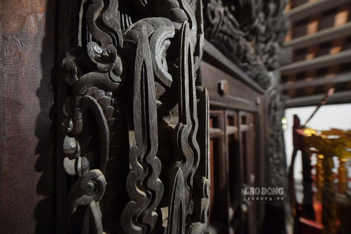 Nói về điêu khắc của đình Hưng Lộc, đặc biệt nhất phải kể đến những điêu khắc trang trí trên chất liệu gỗ.