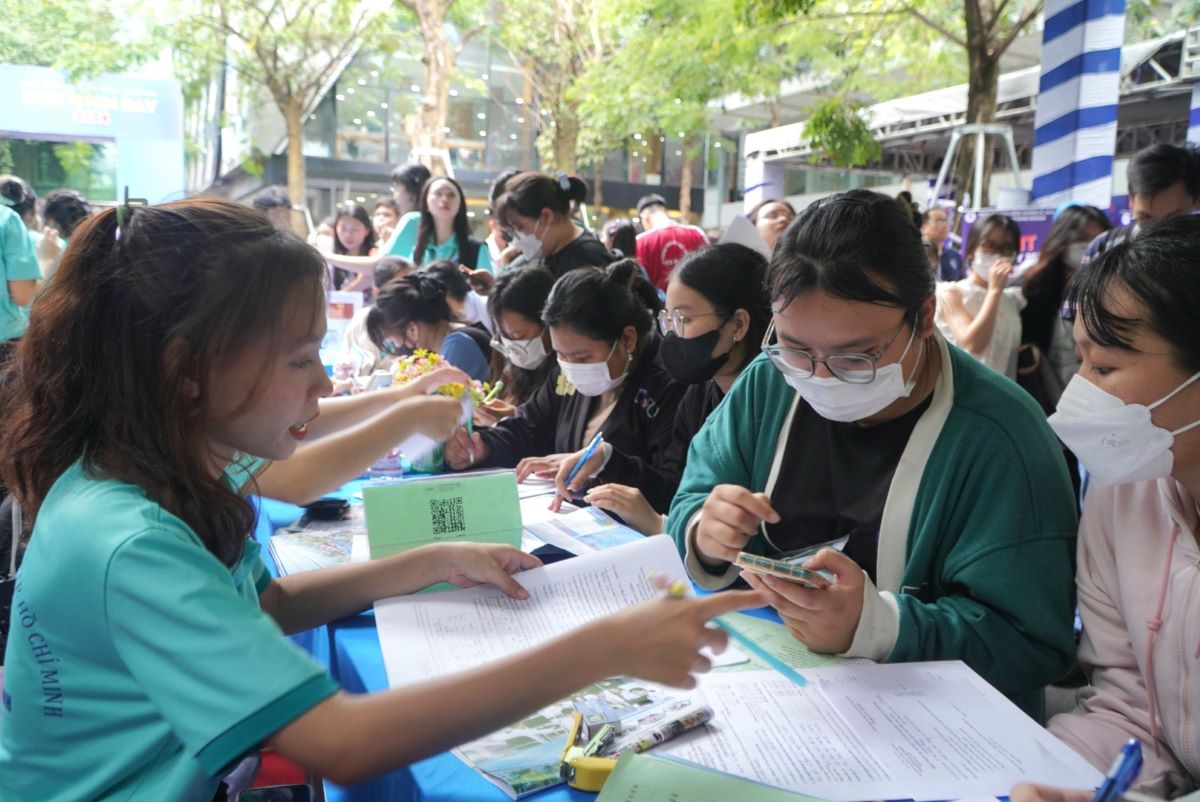 Học sinh được thầy cô, chuyên gia tư vấn tuyển sinh giải đáp những thắc mắc khi chọn ngành, chọn nghề. Ảnh: Chân Phúc