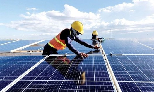 Bộ Công Thương giữ đề xuất điện mặt trời mái nhà để tự dùng và nối lưới quốc gia sẽ được bán giá 0 đồng. Ảnh: Hoàng Minh