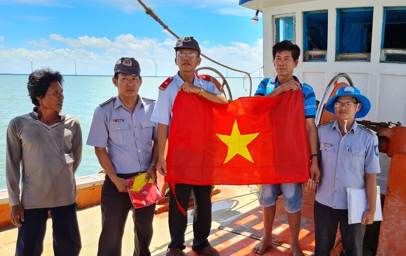 Trong lúc kiểm tra, phát hiện cờ tổ quốc treo trên tàu hư hỏng, đoàn công tác tặng cờ cho ngư dân.