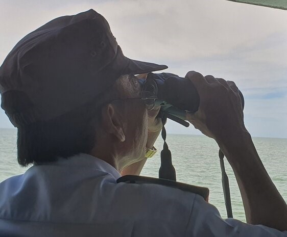 Phó chánh Thanh tra Sở Nông nghiệp Phát triển Nông thôn tỉnh Bạc Liêu quan sát các tàu đánh ra ngoài khơi.