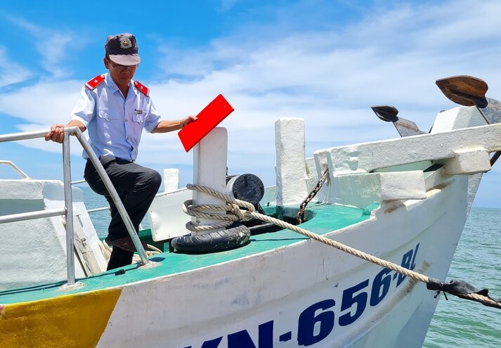 Tiến hành kiểm tra đột xuất tàu cá đang hoạt động trên biển.