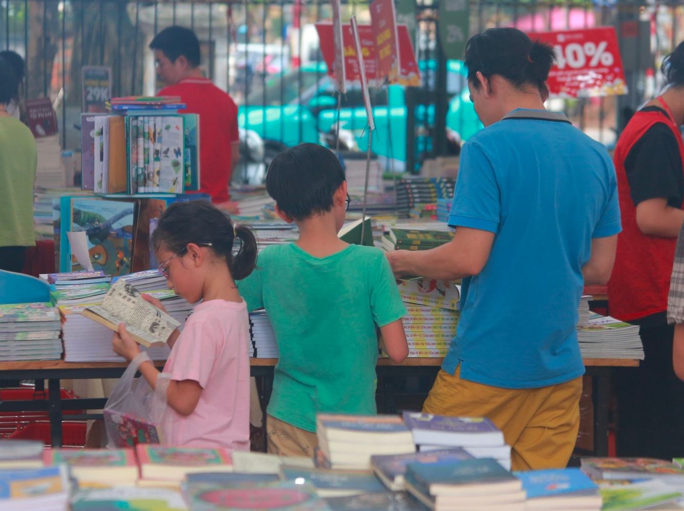 Hội sách thu hút nhiều độc giả nhí. Ảnh: Thùy Trang