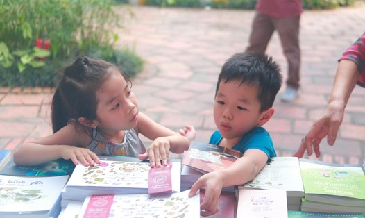Các bạn nhỏ hào hứng chọn sách tại hội sách ở Hà Nội. Ảnh: Thùy Trang