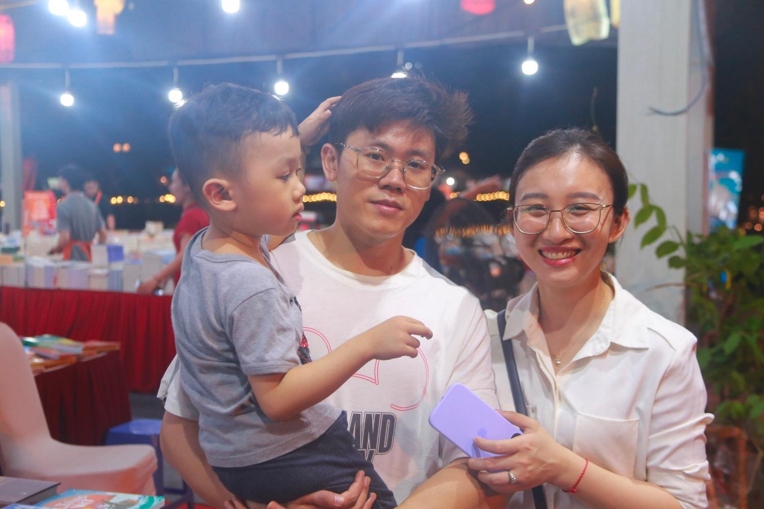 Vợ chồng anh Hiển có thói quen đọc sách nhiều năm nay và tiếp tục tạo nếp đọc sách cho con từ nhỏ. Ảnh: Thùy Trang