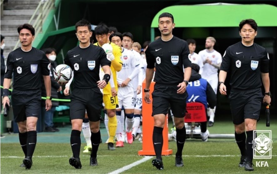 Trọng tài Kim Woo-sung (thứ 3 từ trái sang) thường xuyên rút thẻ phạt ở các trận đấu ông điều hành. Ảnh: KFA