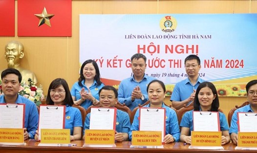 Lãnh đạo LĐLĐ tỉnh Hà Nam chứng kiến ký giao ước thi đua  giữa các đơn vị. Ảnh: Minh Hạnh 