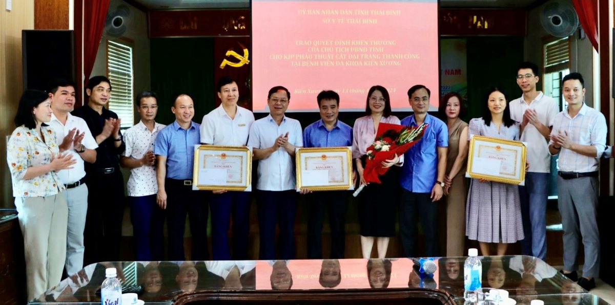 Lãnh đạo Sở Y tế Thái Bình trao bằng khen của Chủ tịch UBND tỉnh Thái Bình cho tập thể, cá nhân tại BVĐK huyện Kiến Xương. Ảnh: Nam Hồng