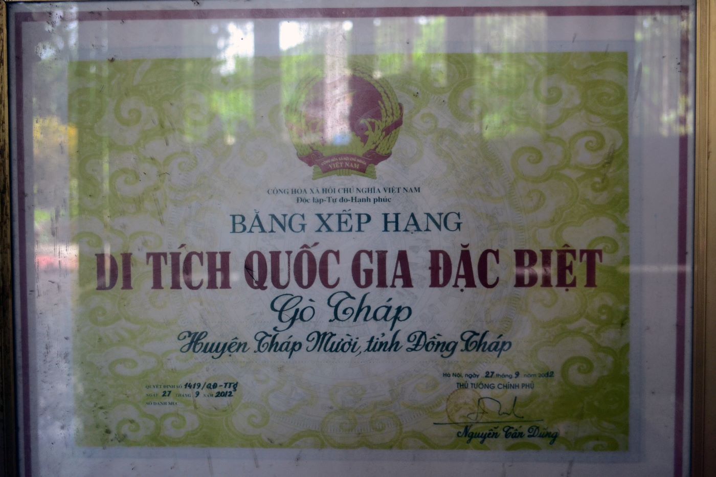 Bằng xếp hạng Di tích quốc gia đặc biệt Gò Tháp do Thủ tướng Chính phủ Nguyễn Tấn Dũng ký năm 2012. Ảnh: Thanh Mai