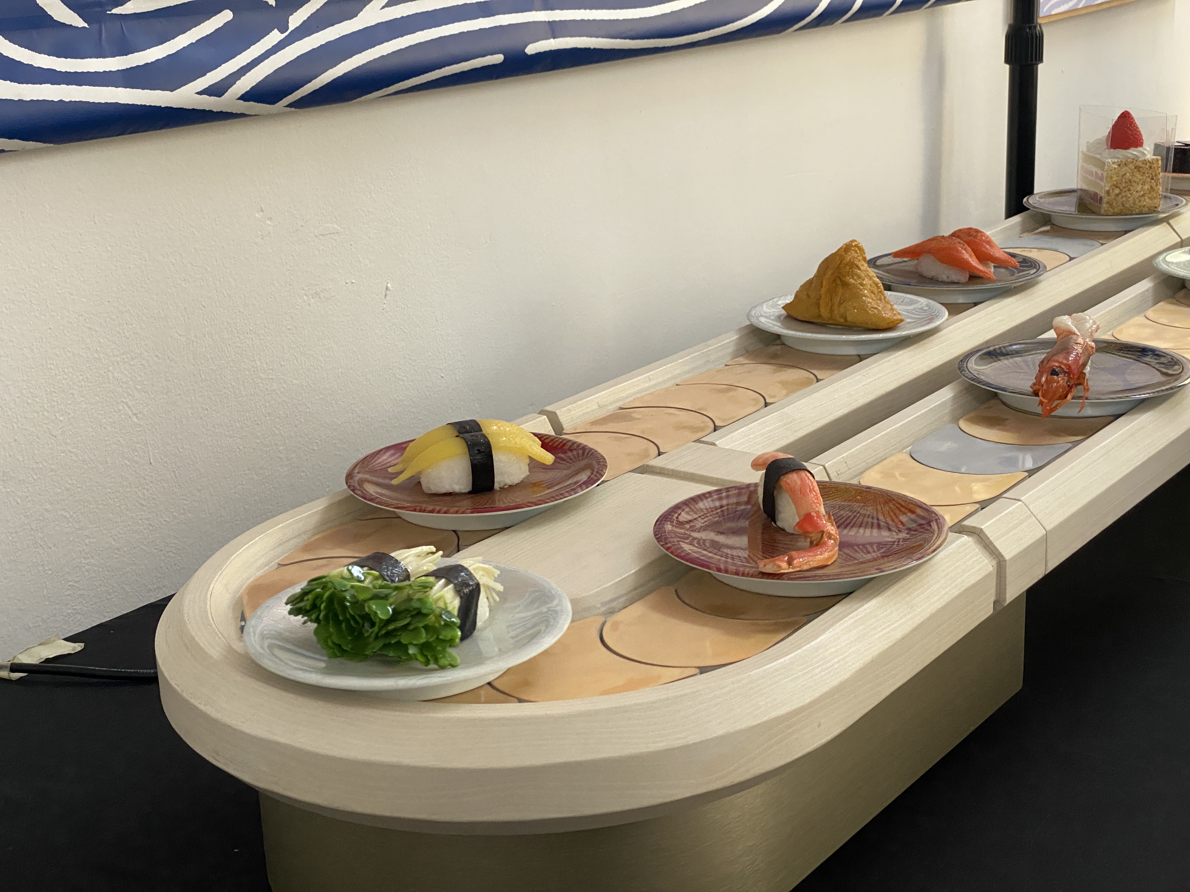Sushi băng chuyền, loại sushi “bình dân” của người Nhật Bản. Ảnh: Anh Vũ