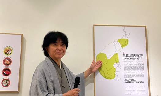Giáo sư GS Hibino Terutoshi, chuyên gia về sushi và giám tuyển triển lãm sushi, tại triển lãm "Tôi yêu sushi" ở Hà Nội ngày 21.4.2024. Ảnh: Anh Vũ