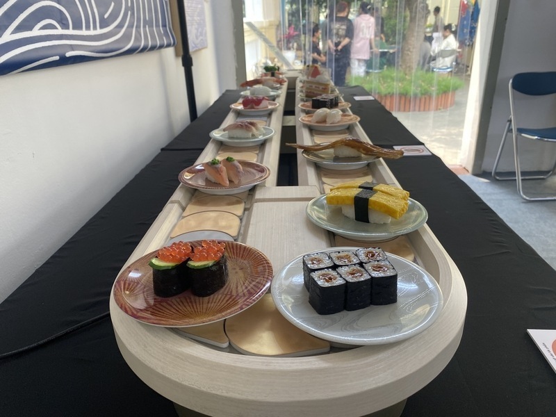 Sushi băng chuyền là kiểu sushi “bình dân” đối với người Nhật Bản. Ảnh: Anh Vũ