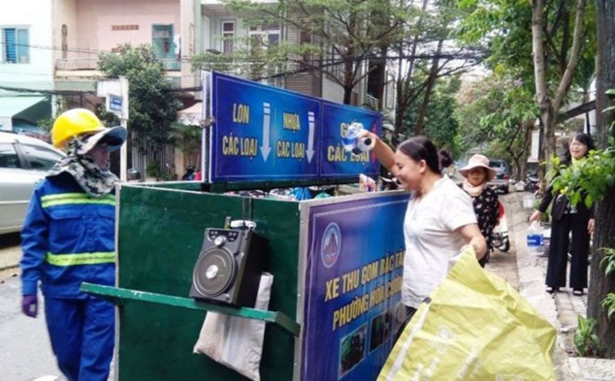 Việc phân loại rác từ nguồn chưa tiến hành đồng bộ. Ảnh: Thùy Trang