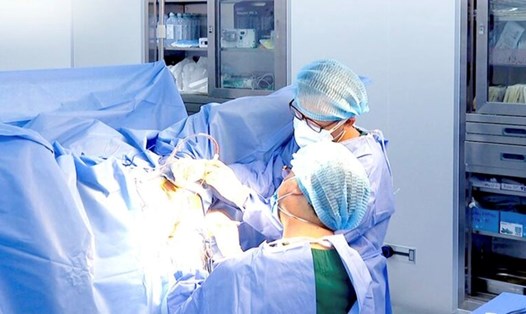 Bệnh nhân được phẫu thuật cắt búi trĩ. Ảnh: PHONG LAN 