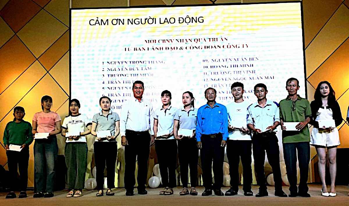 Ông Võ Văn Thọ - Chủ tịch LĐLĐ huyện Hàm Thuận Nam cùng lãnh đạo công ty trao quà cảm ơn người lao động. Ảnh: LĐLĐ HTN