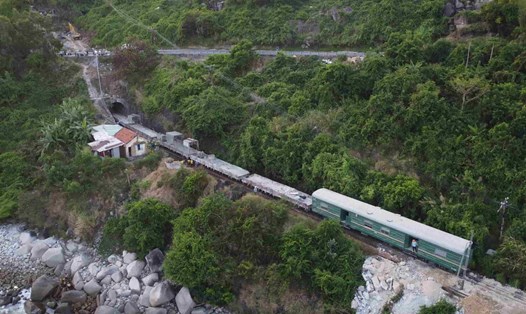 Việc thử tải qua hầm Bãi Gió đã an toàn, chính thức nối tuyến đường sắt Bắc-Nam. Ảnh: Hữu Long