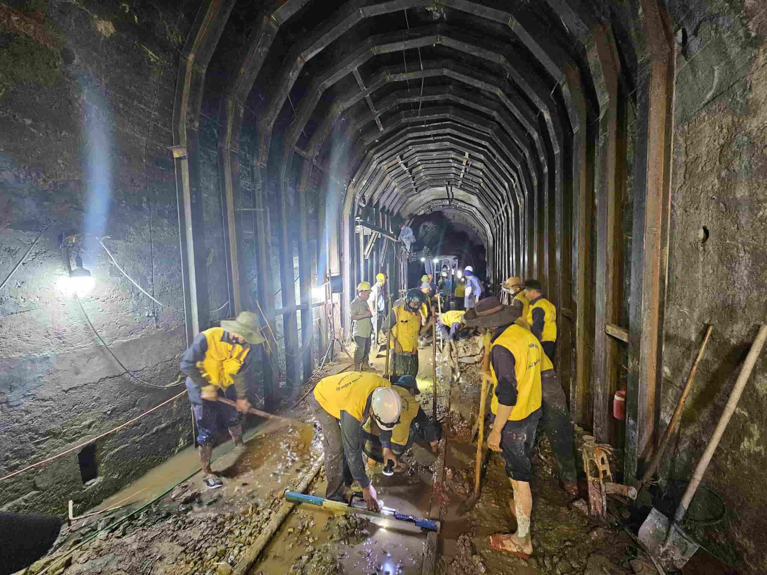 Công nhân dọn dẹp đất rơi vãi trước thời điểm thông hầm đường sắt Bãi Gió. Ảnh: Hữu Long