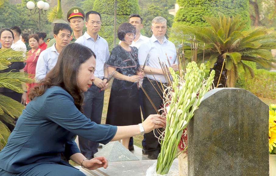 Quyền Chủ tịch nước Võ Thị Ánh Xuân thắp hương trên phần mộ liệt sĩ tại Nghĩa trang liệt sĩ A1. Ảnh: Minh Thảo