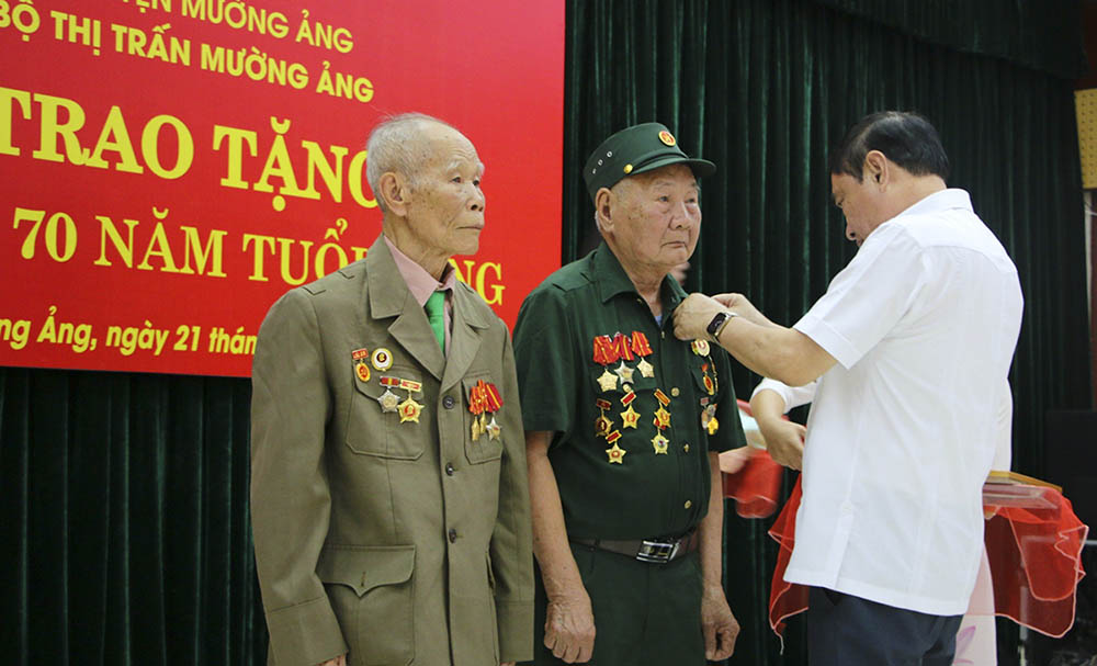 Bí thư Tỉnh ủy Điện Biên Trần Quốc Cường trao Huy hiệu 70 năm tuổi Đảng cho 2 Chiến sĩ Điện Biên. Ảnh: Lê Lan