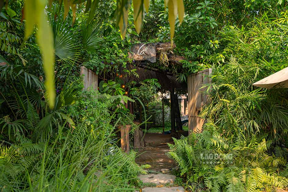 Nằm tại xóm 2, Nghi Ân, không gian của quán nằm tách biệt với vườn cây nhiệt đới xum xuê xanh mát.