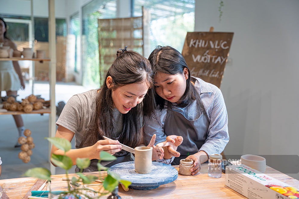 Tại quán cà phê Lá, du khách sẽ được trải nghiệm vào quá trình sáng tạo gốm thủ công. Ảnh: Phạm Thông