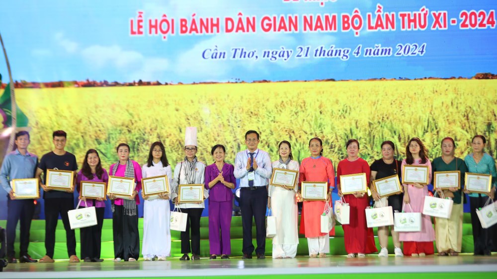 Lễ hội Bánh dân gian Nam Bộ được bế mạc vào tối 21.4. Ảnh: Yến Phương