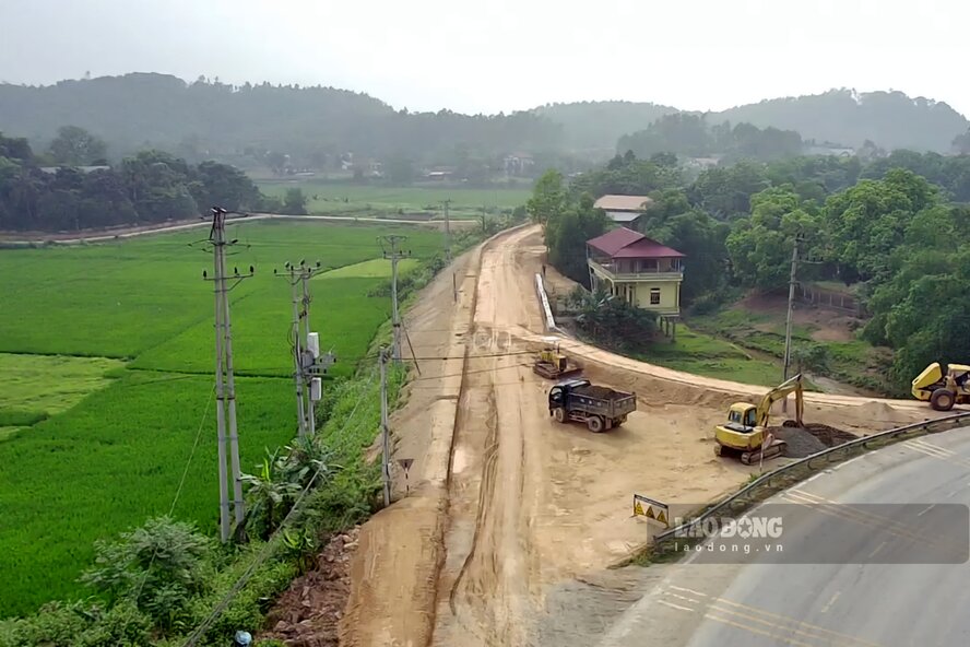 Tuyến đê trăm tỉ từng một lần "chết yểu" nay đã có hình hài mới. Ảnh: Tô Công.