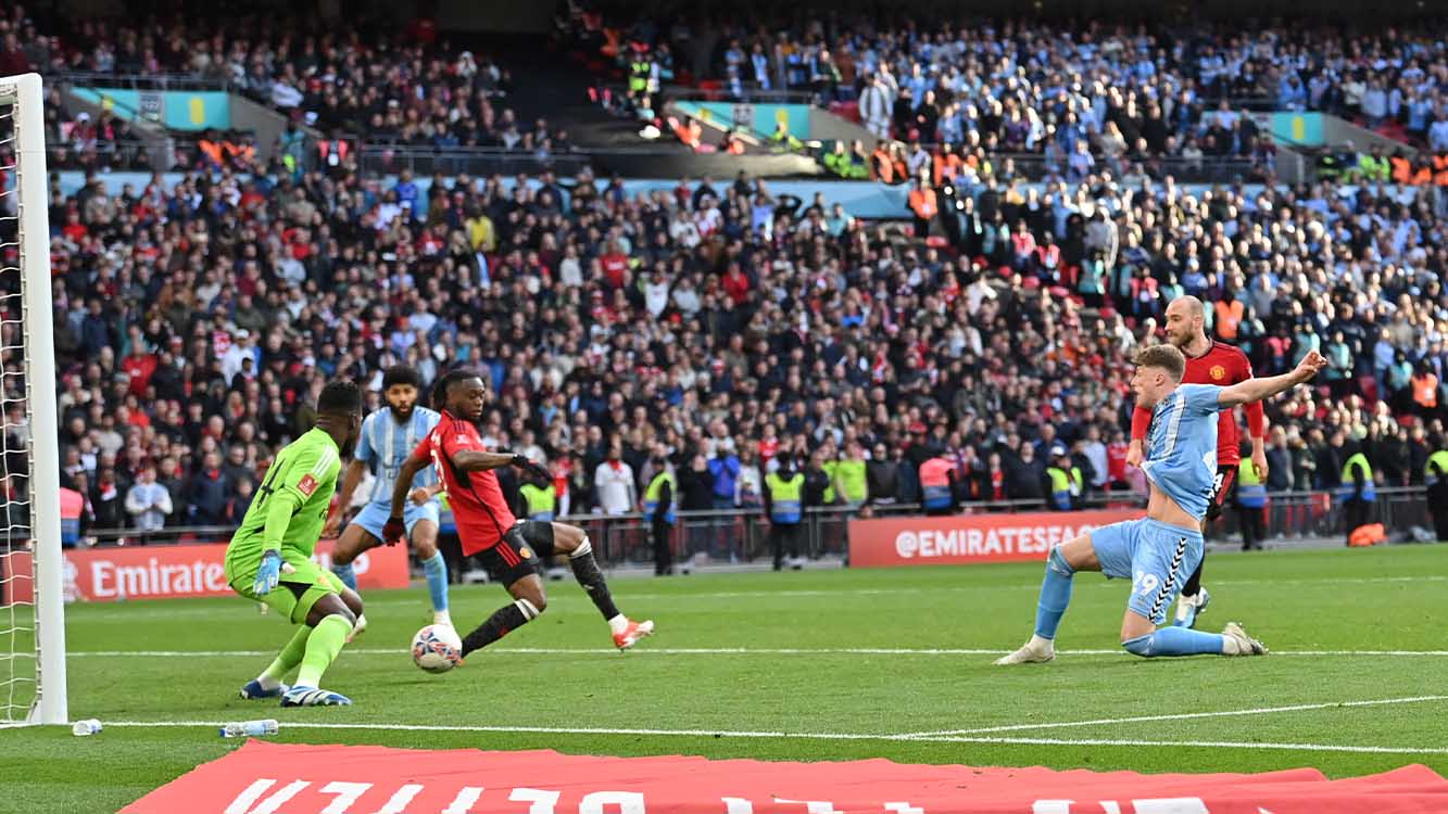 Hai khoảnh khắc khiến các fan Man United như chết đi sống lại trong hiệp phụ thứ 2. Ảnh: FA/AFP