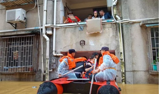 Trung Quốc sơ tán người dân trong lũ lụt ở Thiều Quan, tỉnh Quảng Đông ngày 20.4. Ảnh: Xinhua