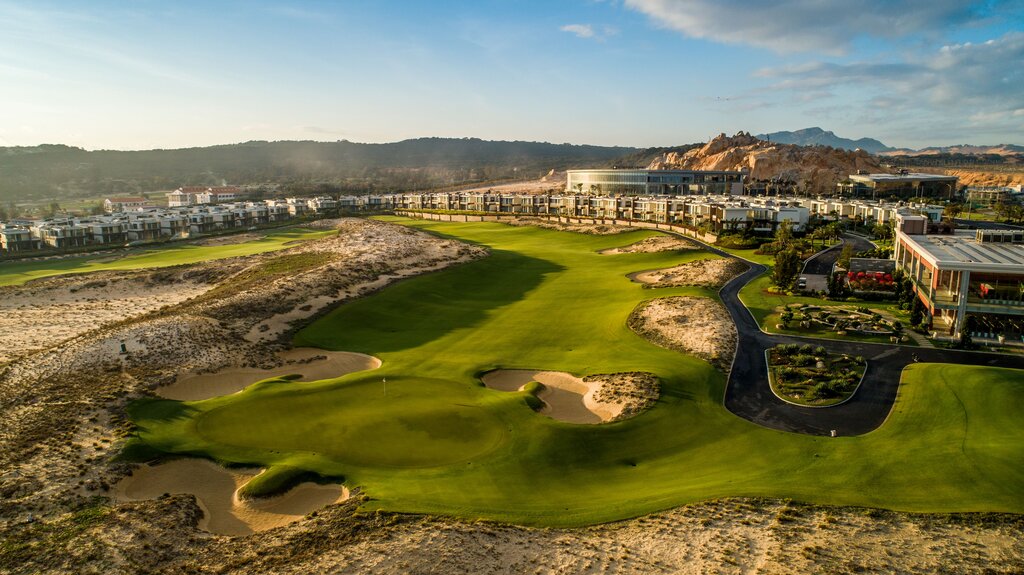 Sân golf 27 lỗ tiêu chuẩn quốc tế, mang đến cho những người đam mê golf những trải nghiệm đẳng cấp