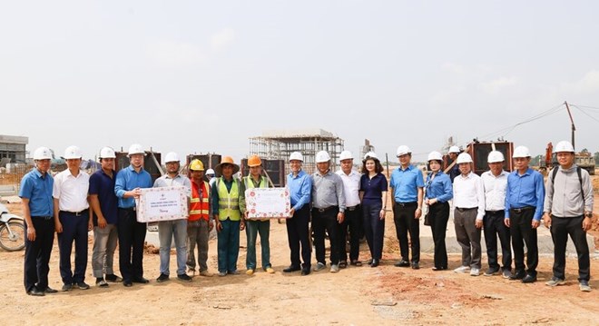 Đoàn công tác Tổng LĐLĐ Việt Nam tặng quà động viên công nhân thi công đường dây 500kV mạch 3 từ Quảng Trạch đến Phố Nối. Ảnh: Cường Đắc