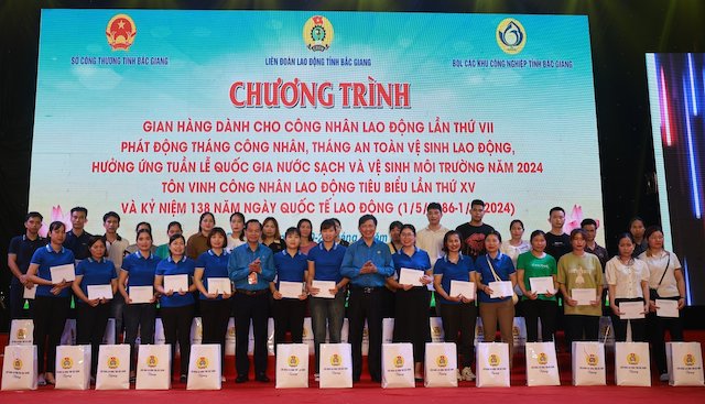 Công nhân lao động có hoàn cảnh khó khăn nhận quà tại chương trình. Ảnh: Quyết Chiến 