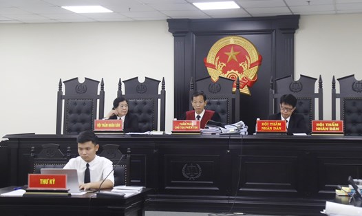Hội đồng xét xử phiên tòa vụ cựu Chủ tịch Vimedimex. Ảnh: Quang Việt
