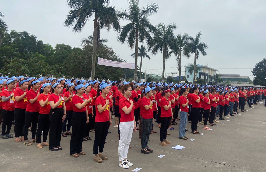 Công nhân Công ty TNHH WOOIN VINA (Diễn Châu) chào cờ đầu tuần. Ảnh: Hồng Quang
