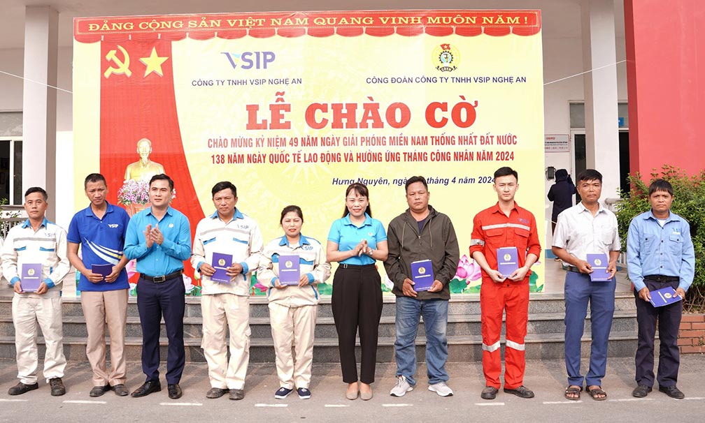 Lãnh đạo LĐLĐ tỉnh và Công đoàn Khu Kinh tế Đông Nam Nghệ An tặng quà cho công nhân trong lễ chào cờ. Ảnh: Quang Đại