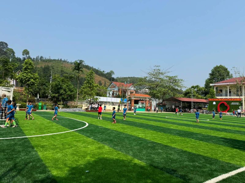 Ngay sau lễ khánh thành sân cỏ nhân tạo đa năng, các em học sinh trong trường đã có màn đá bóng giao hữu. Ảnh: Sabeco