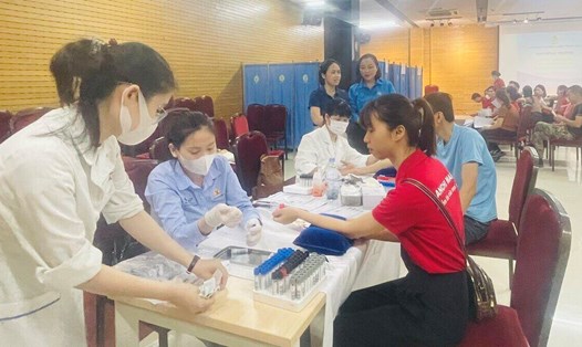 Liên đoàn Lao động quận Thanh Xuân phối hợp với  Medlatec Thanh Xuân tổ chức khám sức khỏe cho người lao động. Ảnh: CĐCS
